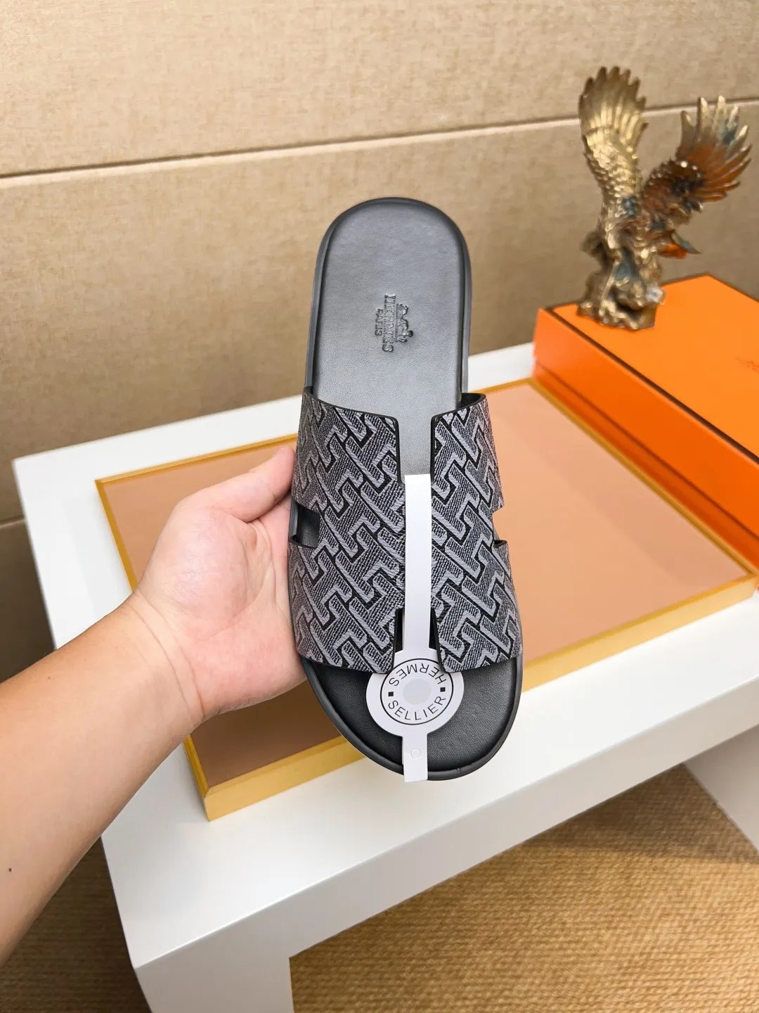 Men's clothing and shoes 💰280 💅💅💅 new arrival. Hermes Hermes official website latest counter synchronized new oran color leather H slippers, the original Paris version flew back to the original model and opened the mold to make it perfectly🍌The highest quality Sincerity, you can enter and leave the counter at will [Deyi] The upper is made of original customized  colored palm prints, crocodile print, ostrich print, colored cow leather, colored cow suede, 🤔 horse hair, 🥳 colored diamonds, 🥰 3D printing, and other genuine leather slippers, imported cow pattern foot pad lining, Italian  latest original genuine leather combination outsole Code number: 38-48 (customized at 46.47.48) Can be made into picture combination sole with genuine leather pattern and ordinary molded outsole